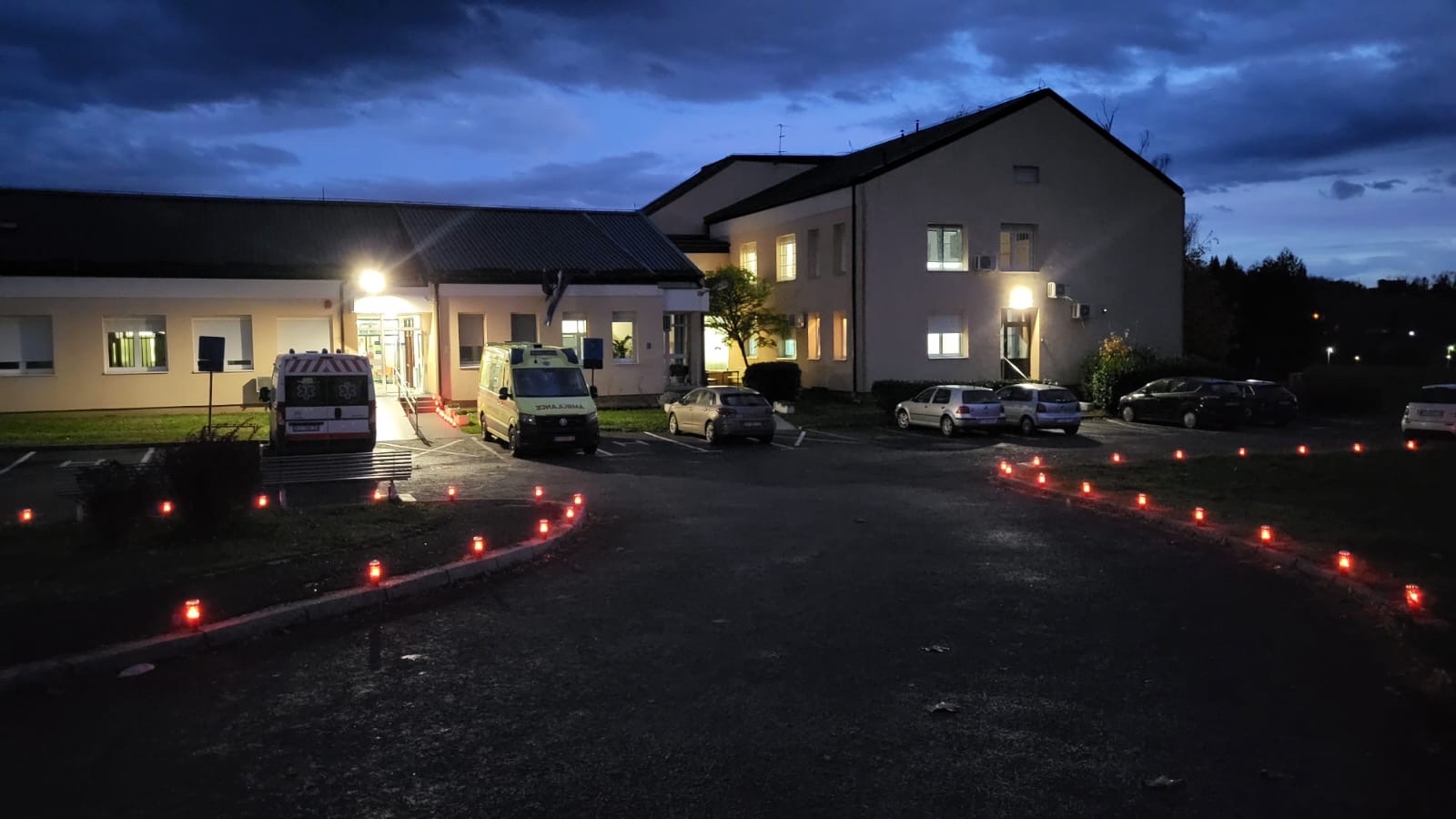 Zapaljene svijeće u znak sjećanja na Vukovar i Škabrnju